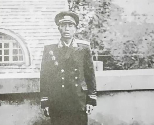 兒子撒謊說去當鐵匠，當兵20多年成司令，回家母親給了他一巴掌