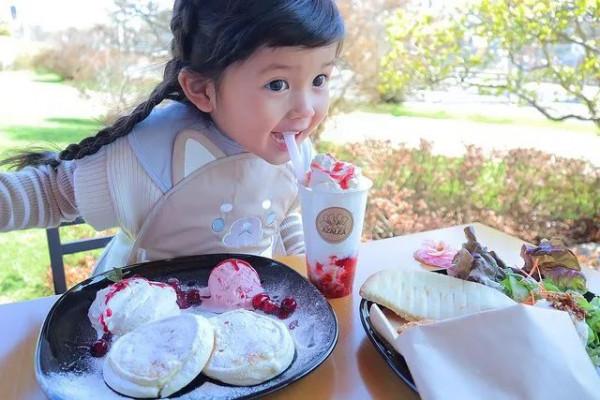 日本“紙箱寶寶”長大了！看過她爸媽的照片後，我酸了