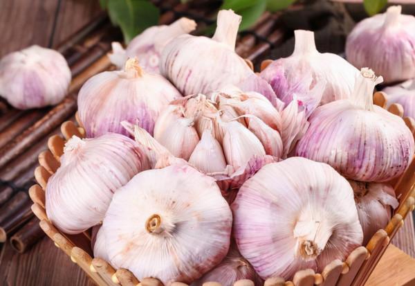 同樣是大蒜，“紫皮”和“白皮”區別挺大，學會再買不吃虧