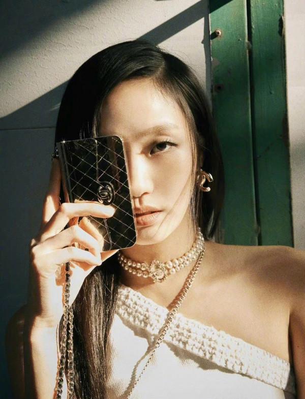 單眼皮女神金高銀登雜誌封面,漁網襪秀漫畫腿,挑戰朋克風超惹眼 單眼皮女神金高銀登雜誌封面,漁網襪秀漫畫腿,挑戰朋克風超惹眼