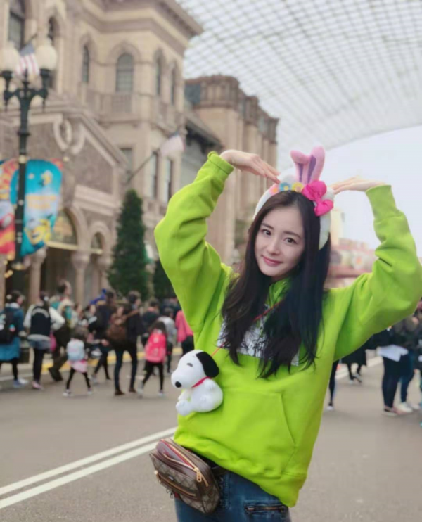 楊冪真厲害,35歲穿運動套裝配毛線帽像個大學生,果真是逆生長 楊冪真厲害,35歲穿運動套裝配毛線帽像個大學生,果真是逆生長