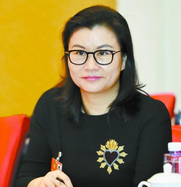 “玻璃女王”周群飛:打工妹到湖南女首富,為何不嫁富豪嫁司機? “玻璃女王”周群飛:打工妹到湖南女首富,為何不嫁富豪嫁司機?