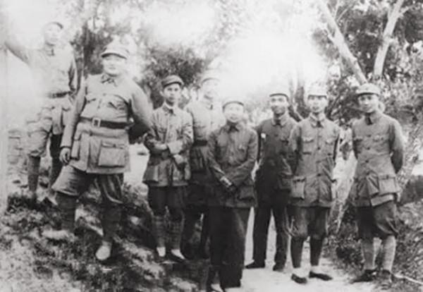 司令員說:你不是說刀槍不入嗎?我們試一試!他回答:開槍吧 司令員說:你不是說刀槍不入嗎?我們試一試!他回答:開槍吧