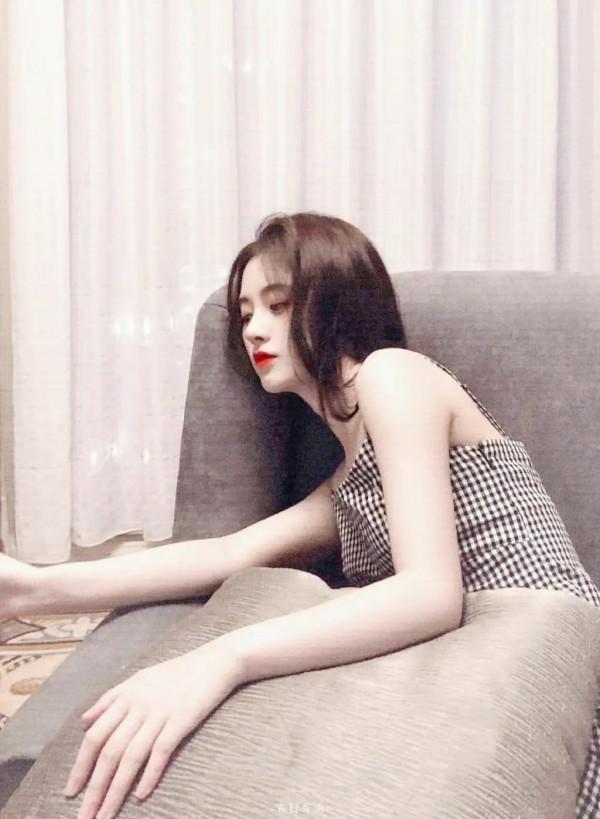 鞠婧禕吊帶裙清爽簡單，可鹽可甜，一笑傾城，盡顯優雅氣質