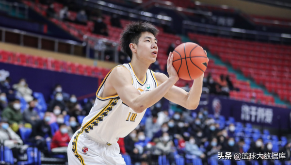 CBA第一！22歲小將橫空出世，中國男籃前鋒有救了