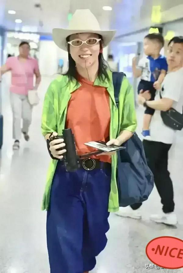 王菲的女兒完美繼承了她的巨星風範，鬍鬚蛤蟆鏡高禮帽時髦感十足