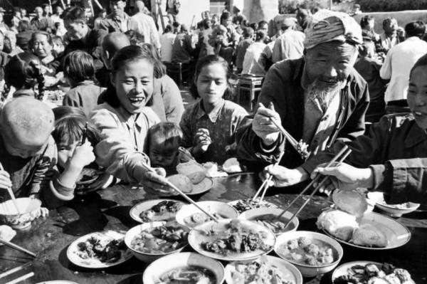 50年代集體時期吃大鍋飯的老照片，吃飯不花錢努力搞生產