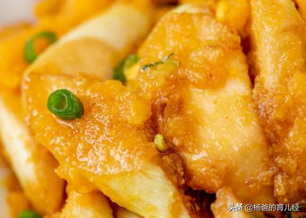 避風塘風味的鹹蛋黃炒茭白,鮮香誘人,美味營養,家中孩子特愛吃 避風塘風味的鹹蛋黃炒茭白,鮮香誘人,美味營養,家中孩子特愛吃