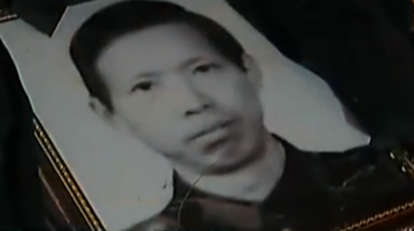 丈夫去世2天后，竟穿著壽衣坐在客廳，妻子：誰還敢跟他一起住