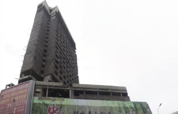 黑龍江有棟“悲慘”的爛尾樓，地處黃金地段，卻停工18年之久
