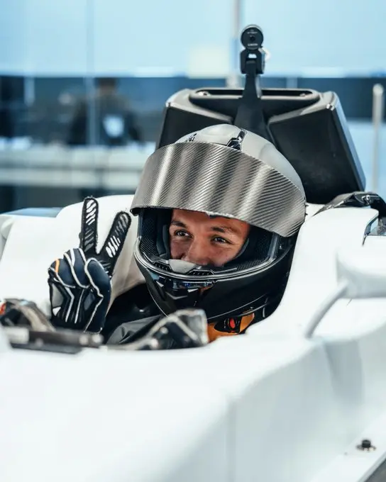 阿爾本首次以F1車手的身份來到威廉姆斯基地