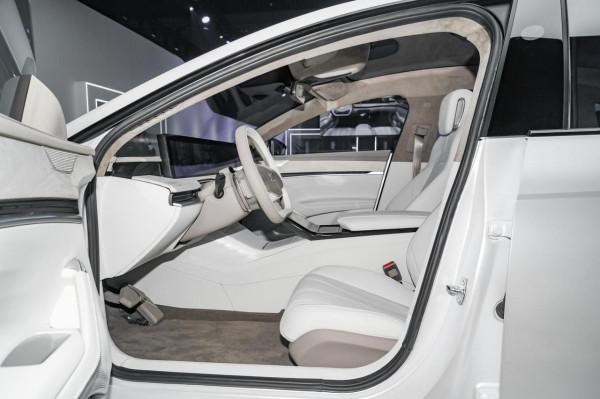 智己L7：中大型車，高1482毫米，造型低趴