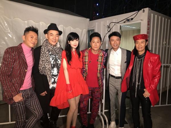 周慧敏真是凍齡美人，一襲紅裙氣色被點亮太嬌豔，哪像54歲的人？