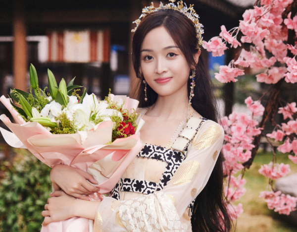 《慕南枝》的服化道不走“敷衍風”，鞠婧禕的造型說是真驚豔
