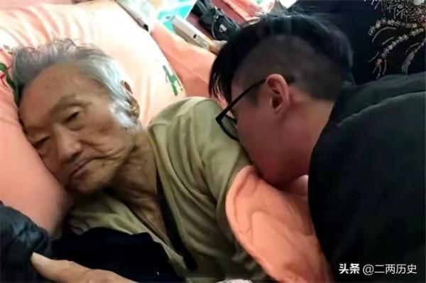 在眾多親友注視下，著名主持人傅仁達喝下一杯藥水後離世