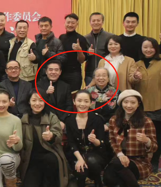 眾星共同現身會議！陳寶國動作活潑，呂中一頭白髮，張凱麗好時髦