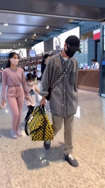 文章帶兩女兒出行遊玩!他提大款包變潮男,大女兒顏值趕超馬伊琍 文章帶兩女兒出行遊玩!他提大款包變潮男,大女兒顏值趕超馬伊琍