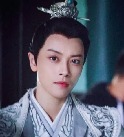 別以為貼個鬍子就是女扮男裝，這6位女星的男裝太帥，真不糊弄人