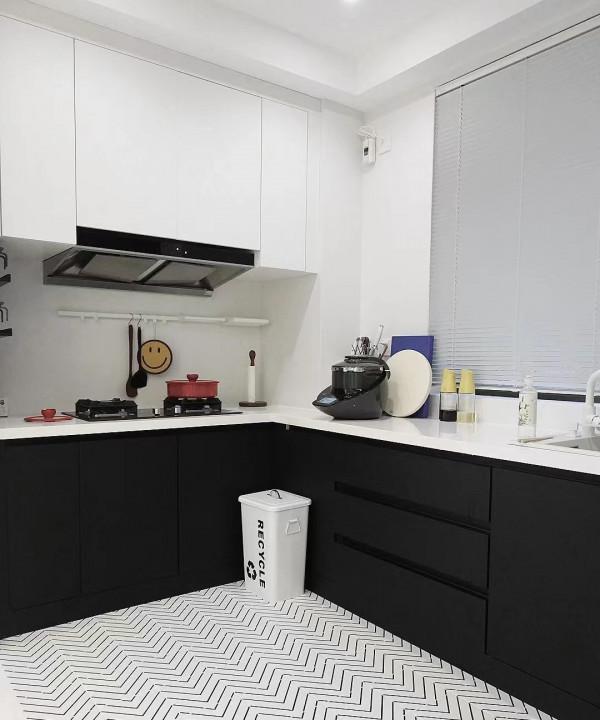 堅持全屋“黑白配”的小夫妻,把家裝修的極簡純粹,裝出大宅範 堅持全屋“黑白配”的小夫妻,把家裝修的極簡純粹,裝出大宅範