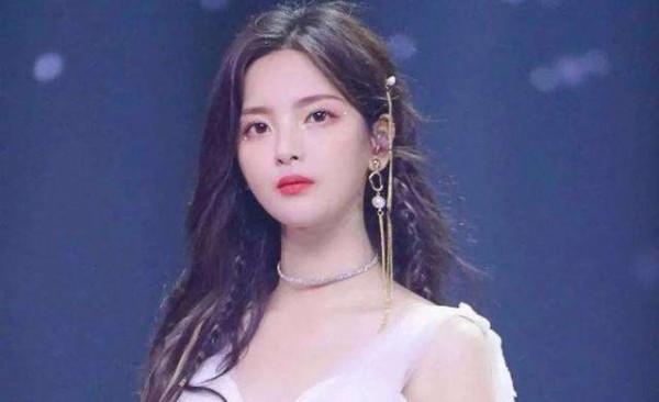 從工廠女工到流量明星，草根女孩楊超越是如何改天換命的？