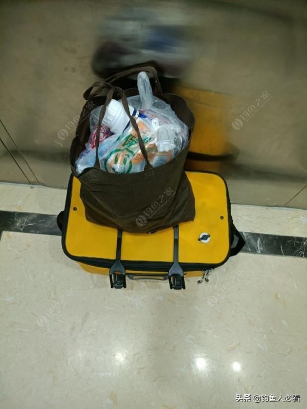 歷經一番驚險刺激的操作，小鉤成功博大魚一條……