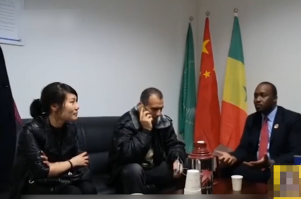 這個黑人在中國做生意成億萬富翁後,竟放棄當老闆,來報答中國 這個黑人在中國做生意成億萬富翁後,竟放棄當老闆,來報答中國