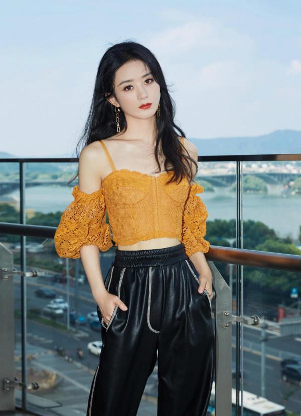 趙麗穎真是秋​冬穿搭的典範，穿針織衫配長褲，清爽大氣惹人愛