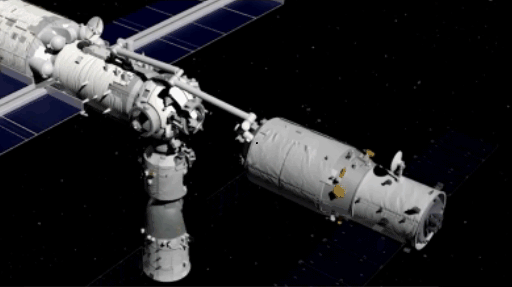 神舟十三號轉運，廠房裡另一發火箭搶鏡，後者決定空間站成敗