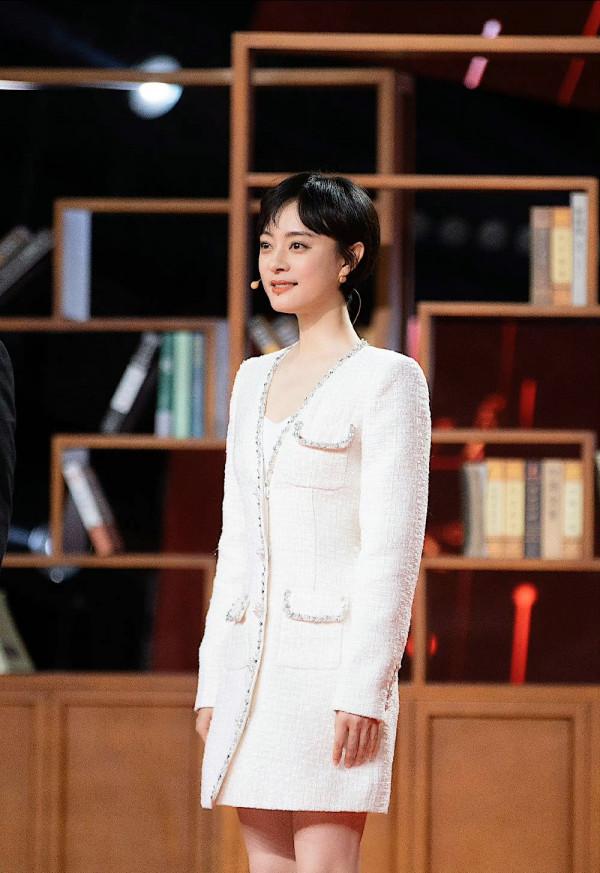 孫儷登央視好隆重，穿3萬6裙卻像女職員，同框周迅雙手掐腰超霸道