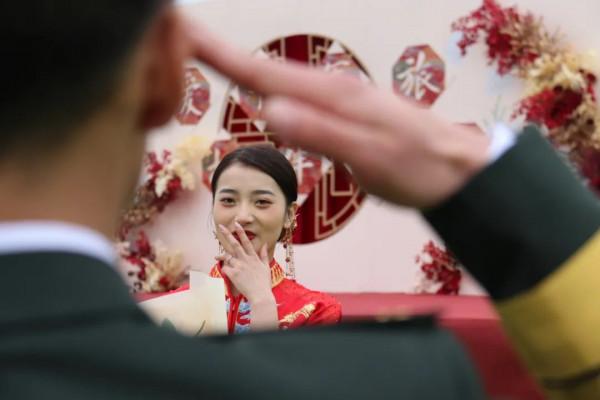 集體婚禮+軍營鵲橋，甜蜜來襲！