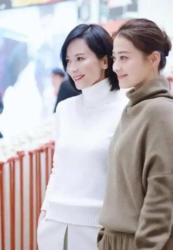 俞飛鴻梅婷同框亮相,兩人穿同色系優雅清爽,70後女人最美的樣子 俞飛鴻梅婷同框亮相,兩人穿同色系優雅清爽,70後女人最美的樣子