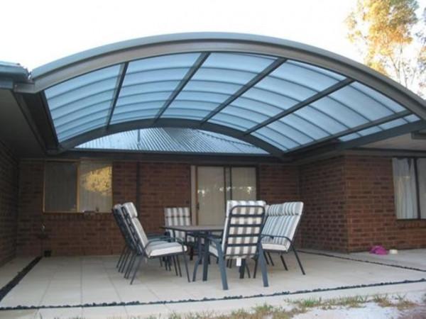 院子裡蓋雨棚，裝弧形的才是明智選擇，造型漂亮排水快清掃也方便