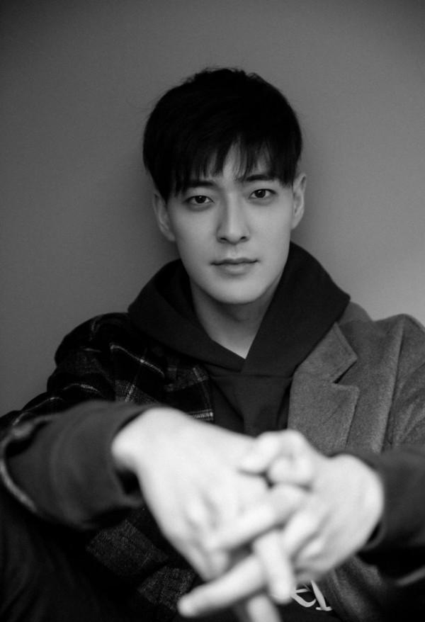 站在Baby身旁的193奶狗太可!根正苗紅秒殺黃教主,隨拍帥成大片 站在Baby身旁的193奶狗太可!根正苗紅秒殺黃教主,隨拍帥成大片