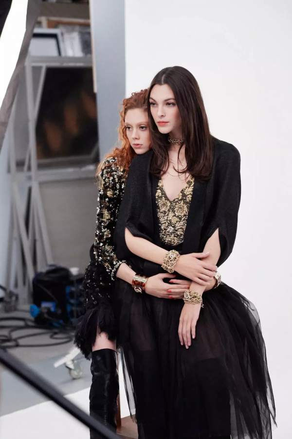 老佛爺離世前“最後一位靈感繆斯”：這是人類可以擁有的美貌嗎？