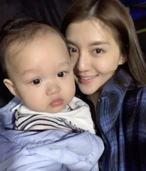 吳千語和胡杏兒母子春節小聚，畫風和諧溫馨，再破不和傳聞