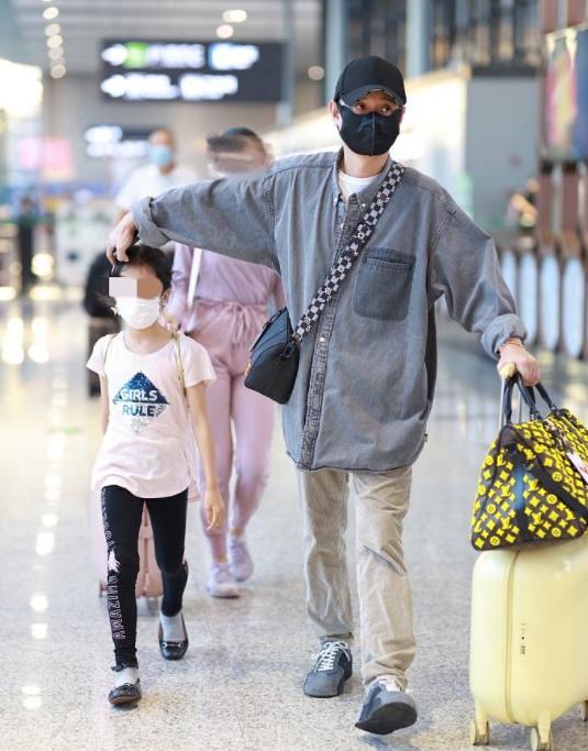 文章帶兩女兒出行遊玩!他提大款包變潮男,大女兒顏值趕超馬伊琍 文章帶兩女兒出行遊玩!他提大款包變潮男,大女兒顏值趕超馬伊琍