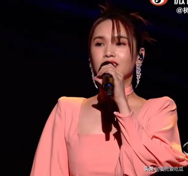 雙11晚會引熱議？張雨綺假唱，易烊千璽造型成熟，李榮浩像流浪漢