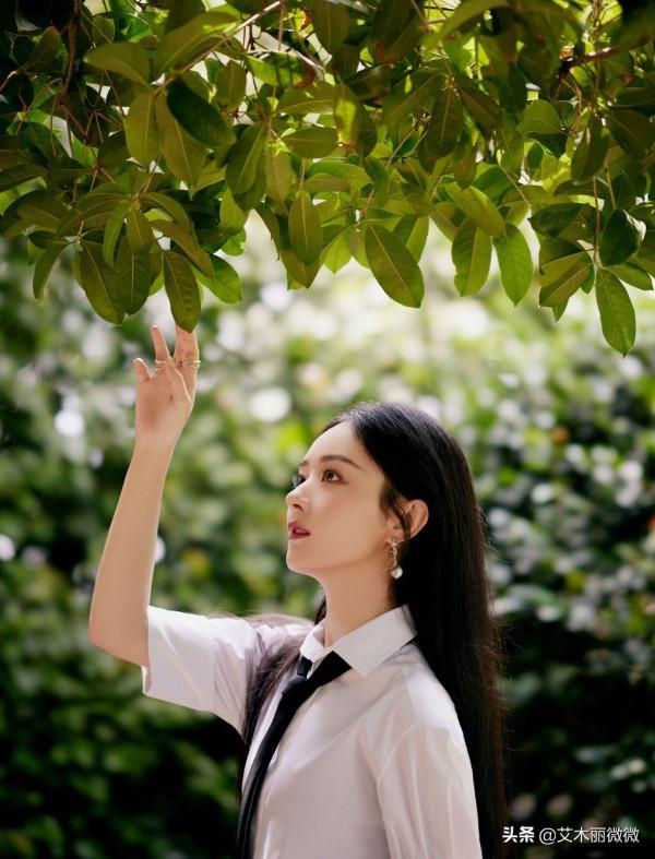 真清純還是“裝”清純？趙麗穎穿襯衫百褶裙扮學生妹，少女感滿滿