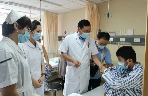 疾病無情,人間有愛——失明腎衰竭少年獲“新生” 疾病無情,人間有愛——失明腎衰竭少年獲“新生”