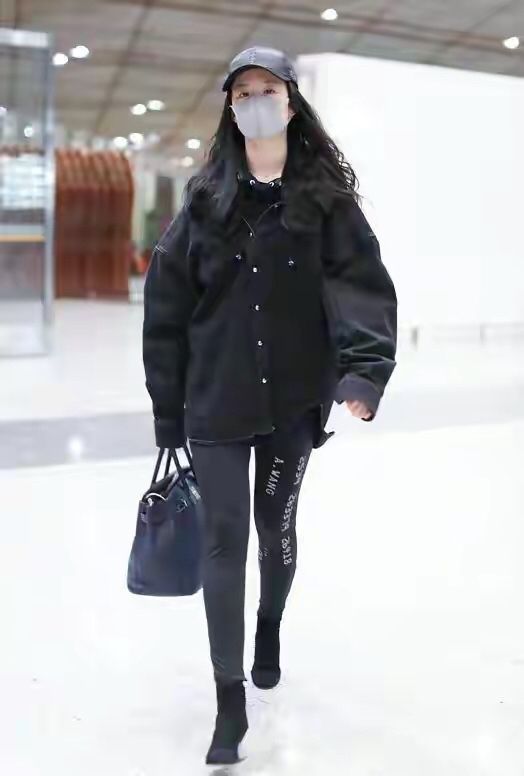 劉亦菲用臉撐起衣服，老氣羽絨服也穿得清新脫俗，這氣質不得不服