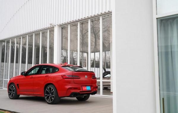 顏值與實力並存 DP大鵬試駕寶馬X4 M雷霆版