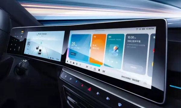 30英寸環抱式三聯屏，MG ONE拿出掏空年輕人的終極方案？