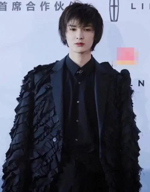 明星造型“尷尬史”:有人像荷包蛋,有人醜似女巫,有人老10歲 明星造型“尷尬史”:有人像荷包蛋,有人醜似女巫,有人老10歲