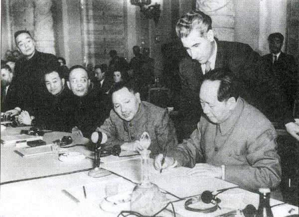 毛澤東與鄧小平，兩個偉人在一起的瞬間