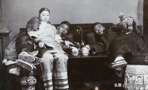 晚清舉國上下吸食鴉片，李鴻章的排場最大，全程只有嘴和胸脯在動