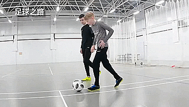 花式足球技巧之兩個簡單的花式穿襠技巧 花式足球技巧之兩個簡單的花式穿襠技巧