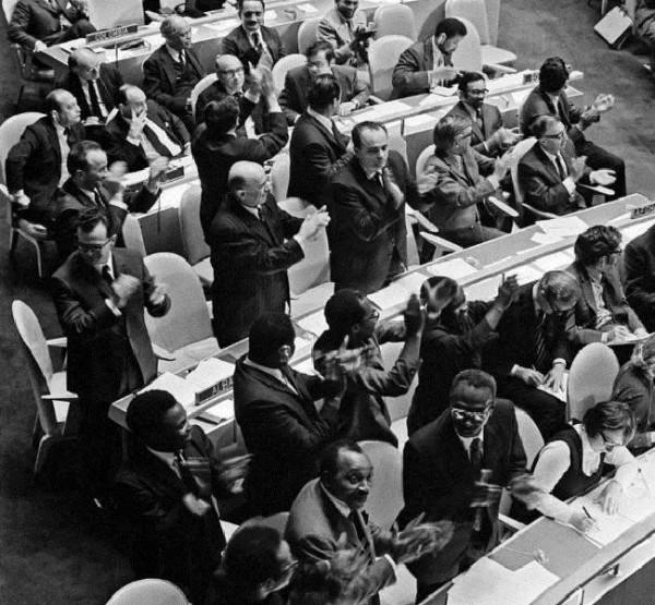 新中國幫非洲修鐵路，在1971年得到無價回報，非洲為我國做了什麼