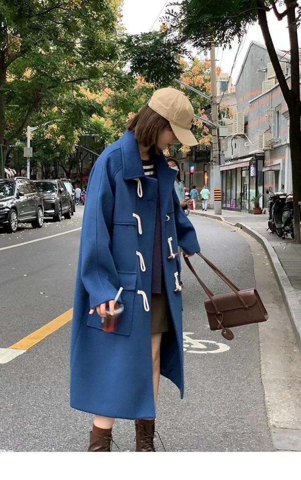 看著樸實無華，穿上青春減齡的牛角扣大衣