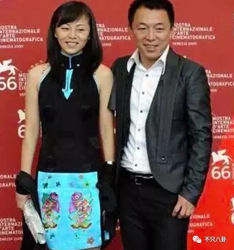 黃渤和女經紀人這個碰胳膊的動作，嚇壞大家了......