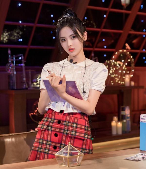 楊超越：從流水線打工人到走紅，讓多少二代們不服氣但又無可奈何